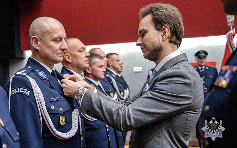 Komendant Miejski Policji w Wałbrzychu odebrał srebrny medal