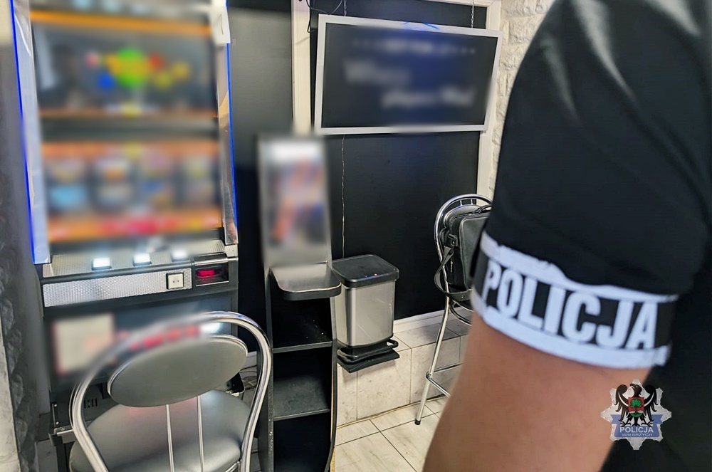 Siedem automatów do gier hazardowych zabezpieczonych przez wałbrzyskich policjantów i funkcjonariuszy Dolnośląskiego Urzędu Celno-Skarbowego
