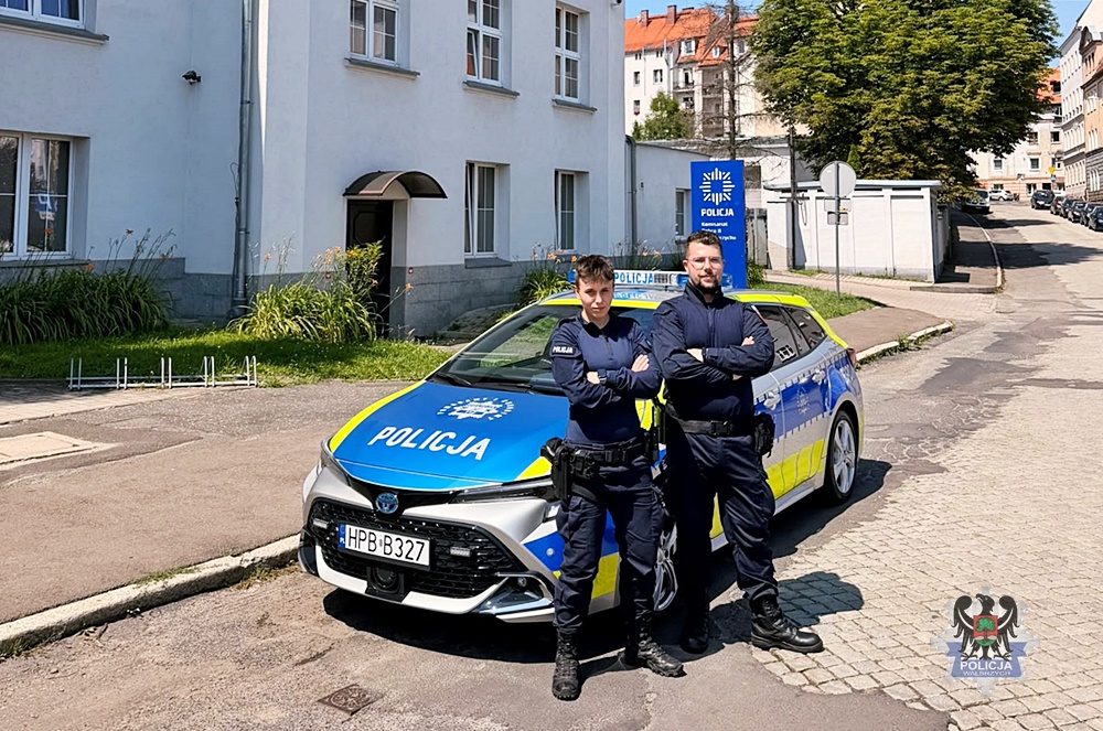 Było blisko pożaru. Policjanci prewencji z drugiego komisariatu zareagowali natychmiast i wyprowadzili mężczyznę z zadymionego mieszkania