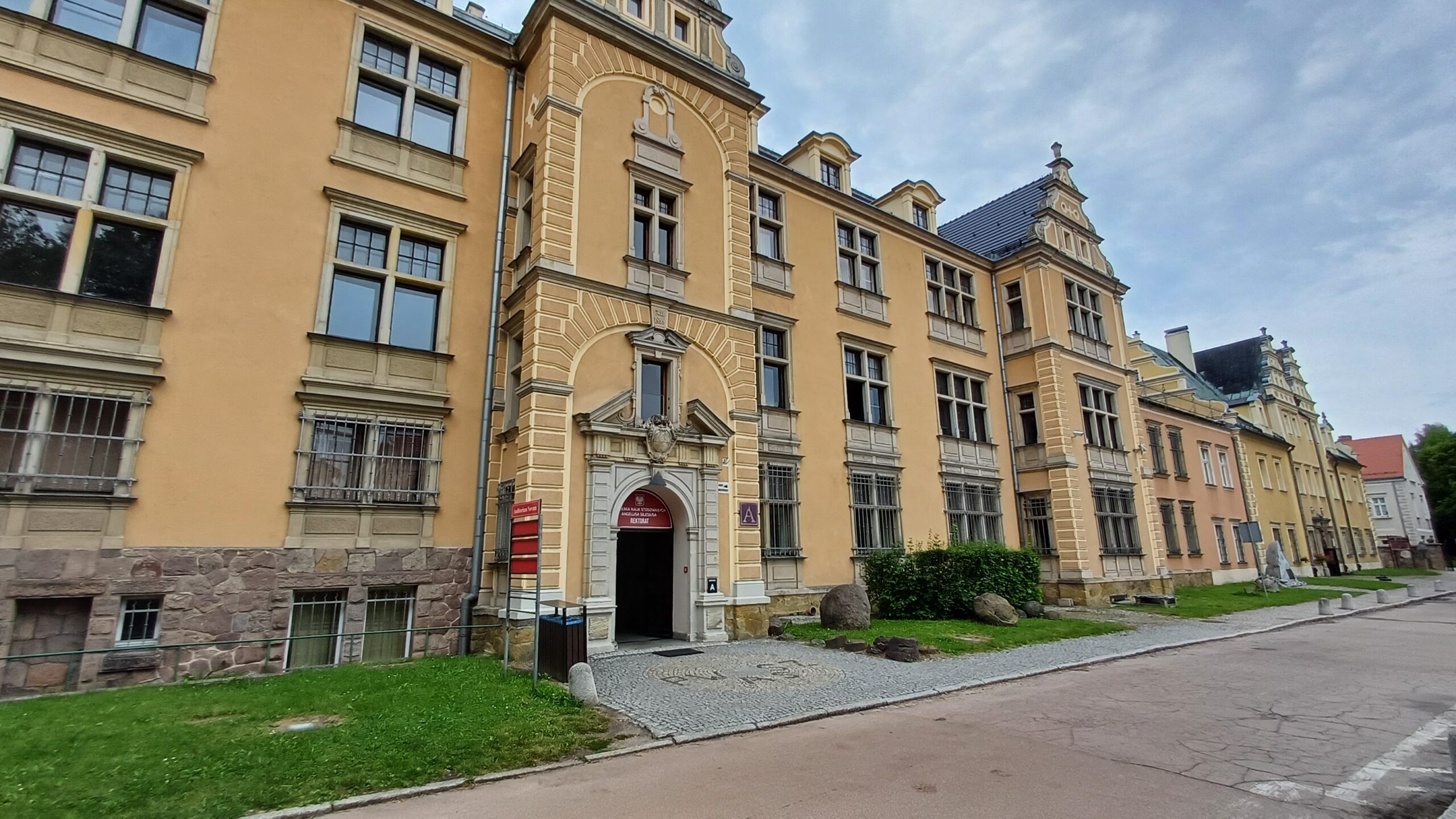 Wielki sukces rekrutacyjny Akademii Nauk Stosowanych Angelusa Silesiusa! Uczelnia bije rekordy, ale Ty wciąż masz szansę – weź udział w II turze naboru!